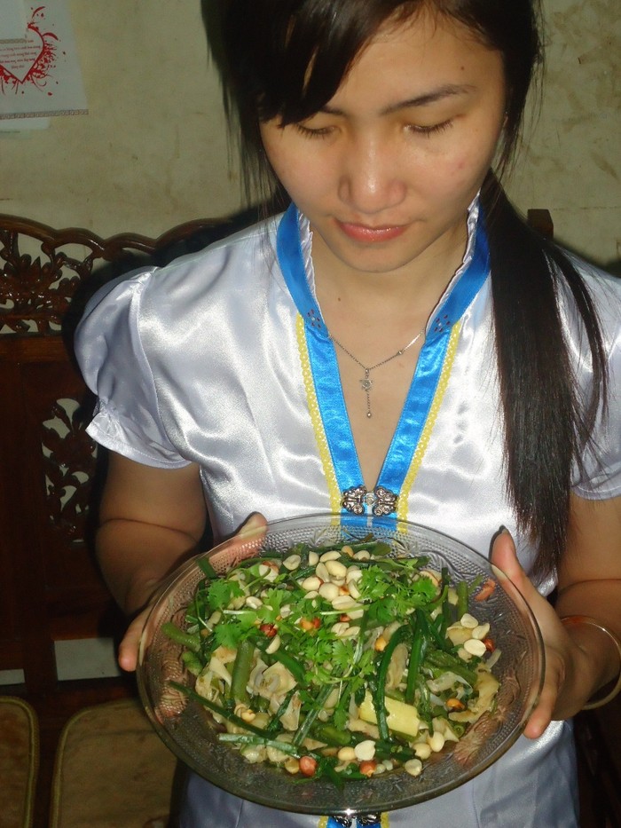 "Phắc chúp ( nộm rau) là món ăn phổ biến hàng ngày của dân tộc Thái miền tây Nghệ An, nói phổ biến nhưng nó có đặc trưng riêng không phải vùng đất nào cũng có. Món Phắc chúp không phức tạp, chỉ cần mớ rau dún, măng nứa đã luộc chín, đậu rãy, rau lạc rang giã nhỏ, rau mùi, ớt, tỏi và nêm thêm ít bột ngọt đậm đà hương vị Umami là được. Để làm được món nộm rau vừa ngon, vừa mang hương vị đặc trưng của dân tộc Thái, người ta đem măng, rau dún, đậu rãy vào chõ xôi bằng gỗ đồ khoảng 20 phút để rau, đậu và măng chín và giữ được màu. Ở công đoạn này, nhất thiết rau, đậu phải đồ chứ không nên luộc để giữ vị bùi bùi, ngọt ngọt của món nộm. Khi rau đã đồ chín, bỏ rau dún, măng và đậu vào bát to, cho rau thơm, ớt, gừng, tỏi, bột ngọt và muối trắng trộn đều, cho ít mặc khẻn (hạt tiêu rừng) gia vị đặc trưng của người Thái. Sau đó cho lạc rang giã nhỏ vào là có thể ăn ngay được. Món nộm rau khi ăn sẽ cảm nhận được mùi thơm đặc trưng của các loại rau, vị bùi của rau dún vị ngọt xen lẫn một chút vị cay nồng của ớt, tỏi và vị đặc trưng của hạt tiêu rừng. Phắc chúp – món ăn ngon và mang đậm văn hóa ẩm thực địa phương tây Nghệ An"